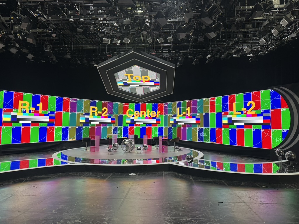 대형 LED 스크린과 방송 조명으로 구성된 스튜디오 무대
