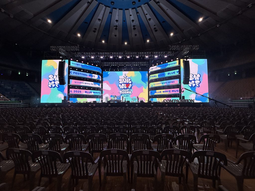 BLUE WAVE MUSIC FESTIVAL 2025 — 무대 전경 현장 사진