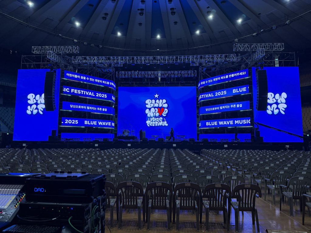 BLUE WAVE MUSIC FESTIVAL 2025 — 메인 무대 현장 사진